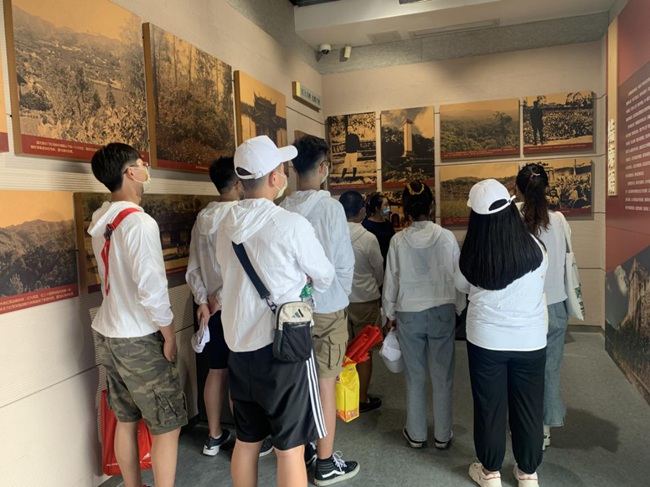 在福建省蘇維埃政府舊址聆聽(tīng)革命先輩事跡。福建船政交通職業(yè)學(xué)院供圖