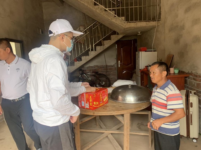 實(shí)踐隊(duì)走訪慰問脫貧戶。福建船政交通職業(yè)學(xué)院供圖