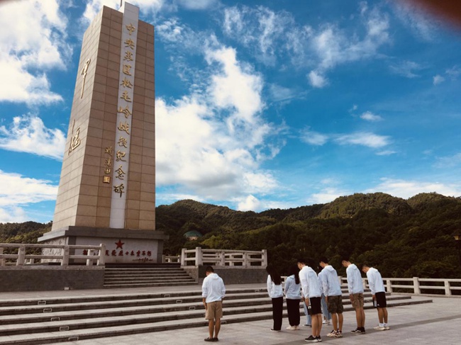 實(shí)踐隊(duì)向松毛嶺戰(zhàn)役中犧牲的烈士鞠躬默哀。福建船政交通職業(yè)學(xué)院供圖